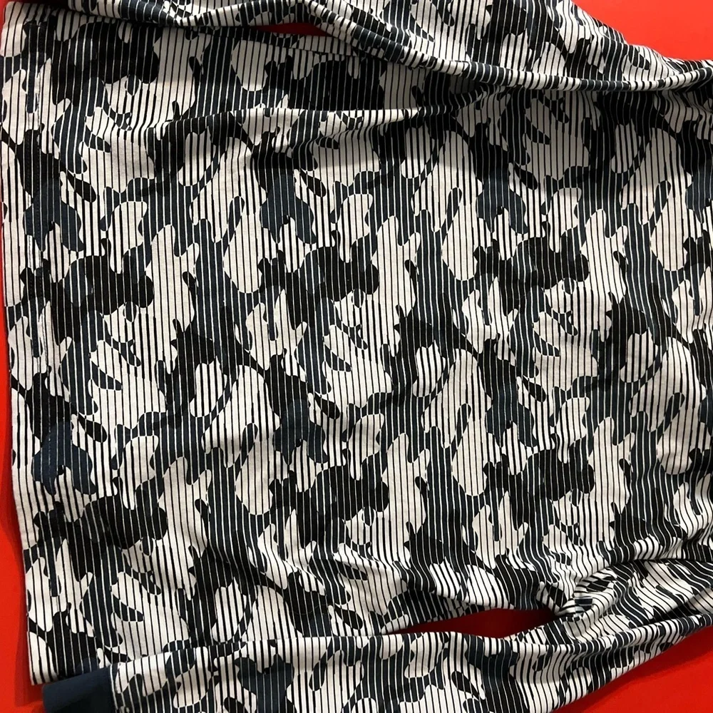 VINTAGE GYMBOREE BOYS SZ 10/12 LONG SLEEVED GRAY AND WHITE CAMO SHIRT